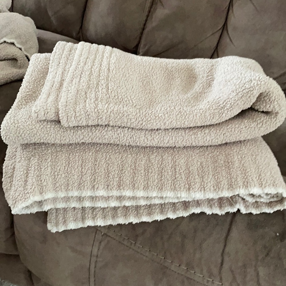 Barefoot dreams blanket (1 of 2 available)